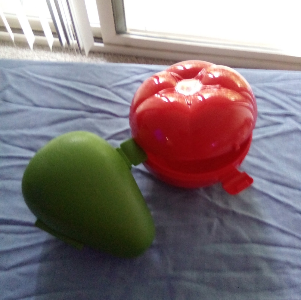 **BRAND NEW** TUPPERWARES TOMATO&AVACODO VEGI KEEPER SET WITH LOCKS 💯😍